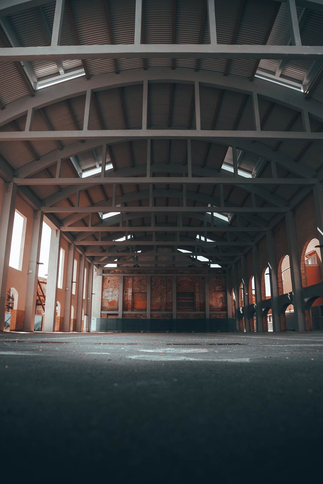 Alte Backsteinhalle mit Dachbindern