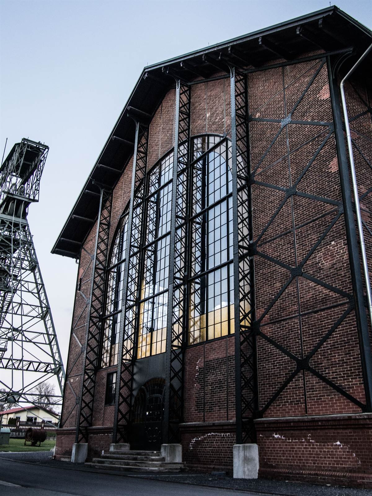 Maschinenhalle einer Zeche mit Fördergerüst