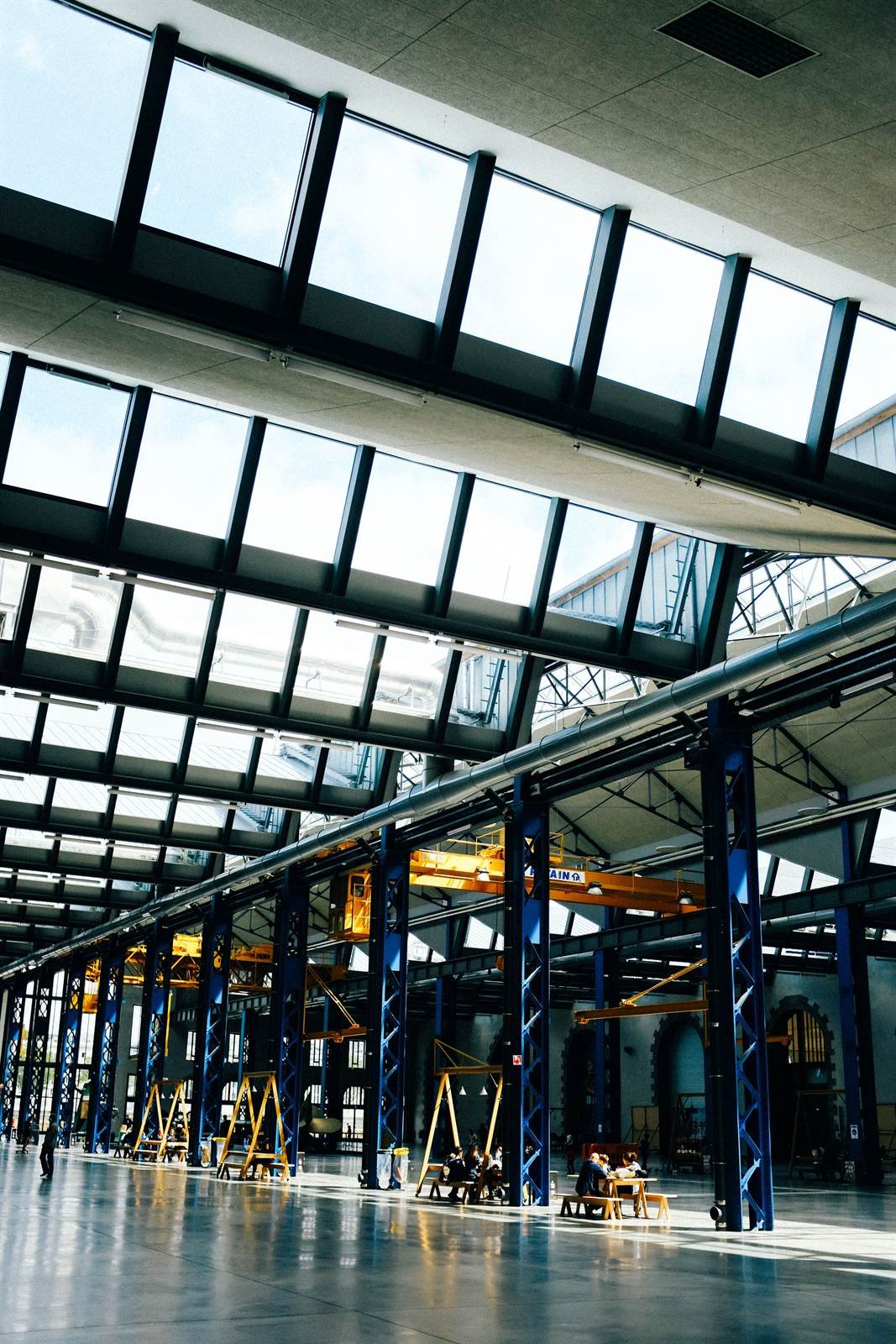 Industriehalle mit Oberlichtern und blauer Stahlkonstruktion