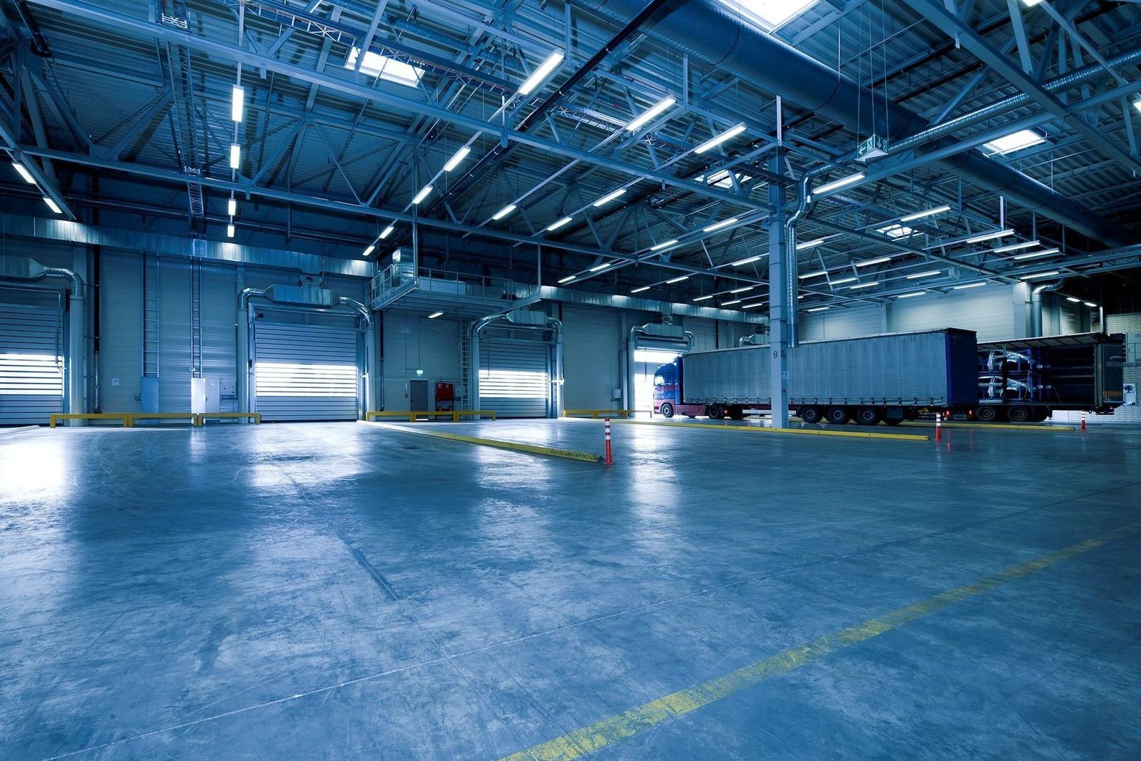 Leere Logistikhalle mit Verladetoren und Lkw
