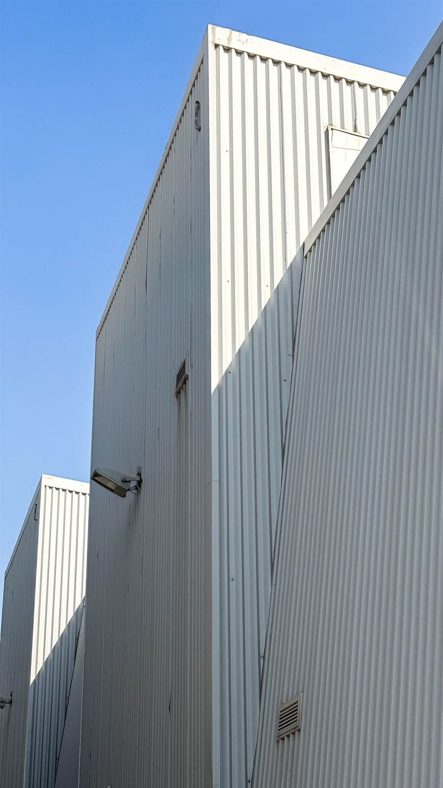 Weiße Wellblechfassade einer Halle