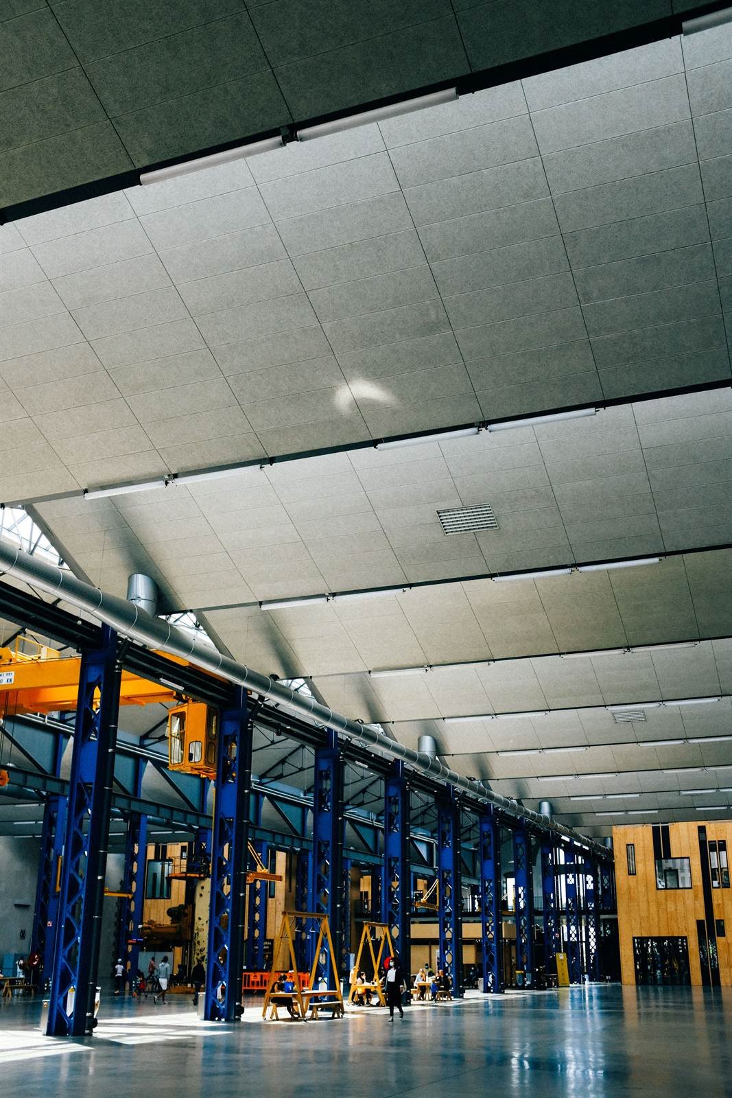 Industriehalle mit Oberlichtern und Kranbahn