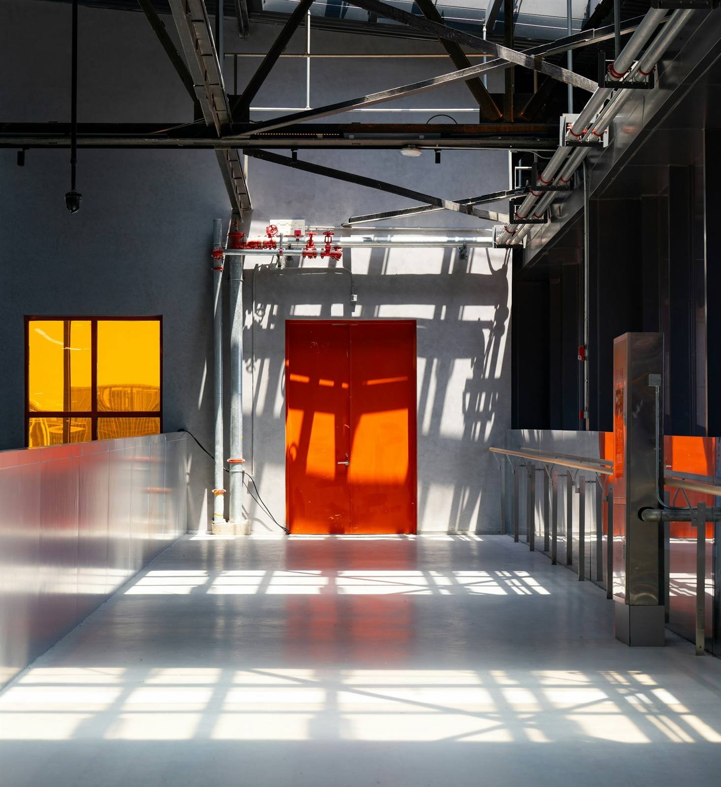 Halle mit Stahlkonstruktion und orangefarbenem Tor